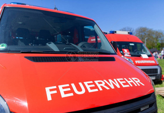 德国消防车停在部署地点德文Feuerwehr的图片