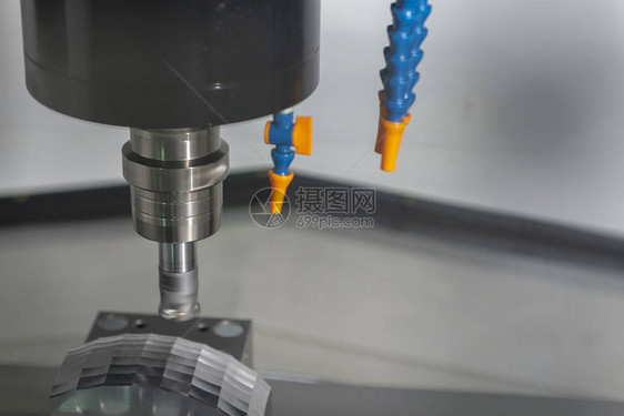 CNC机械中心使用指数型半径末端磨粉工具切割模具部件CNC机磨图片