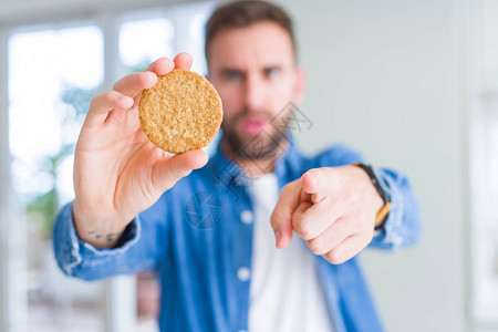 帅哥吃健康的全麦饼干图片