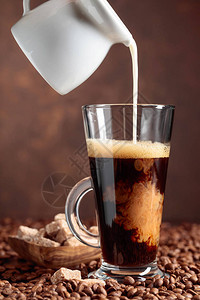 咖啡拿铁和棕色糖加咖图片