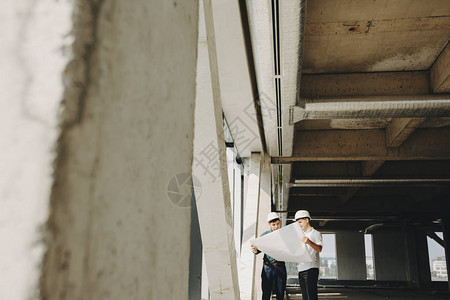 建筑师和投资者在谈论如何改变摩天大楼的建造图片