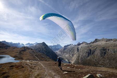 滑翔机驾驶员带着滑翔机起飞到瑞士阿尔图片