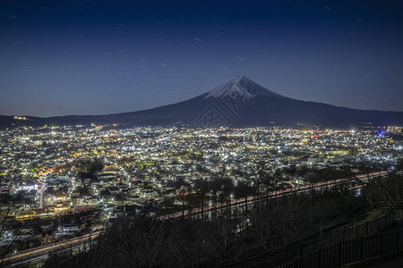 富士山与富士吉田市的夜景图片
