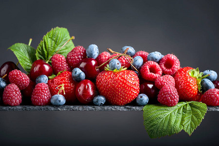 草莓蓝莓草莓和深色图片