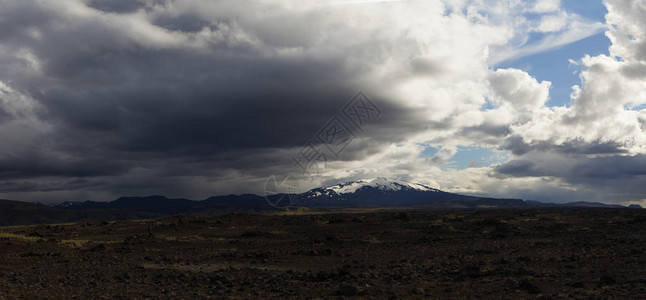 在冰岛看火山图片