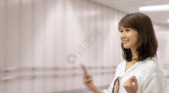 香港太平山香港地铁的年轻亚洲女商人在等火车呢背景