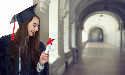 在大学毕业日快乐的年轻女子教育与人图片