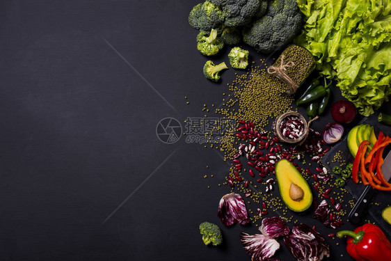 水果和蔬菜健康食品饮食黑色背景的图片