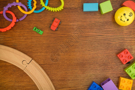儿童玩具背景多彩玩具建筑砖块和木制桌子上的立方体顶层景色图片