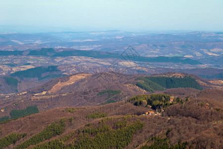 从Beklemeto到KozyaStena保加利亚特洛伊恩巴尔干的道路上美丽的山地景图片