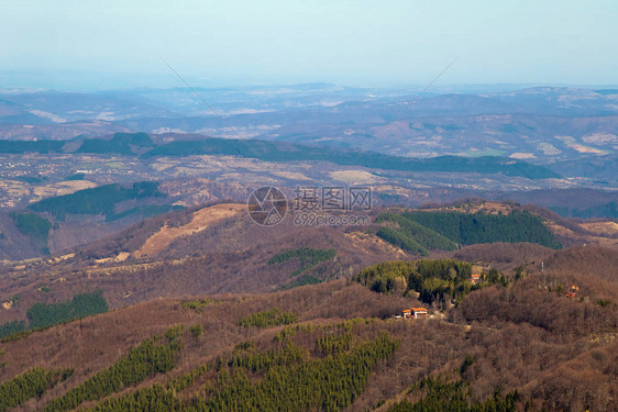 从Beklemeto到KozyaStena保加利亚特洛伊恩巴尔干的道路上美丽的山地景图片