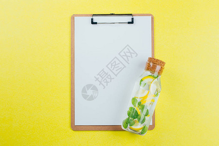 设计模拟剪贴板和黄纸背景面的柠檬薄水的设计概念图片