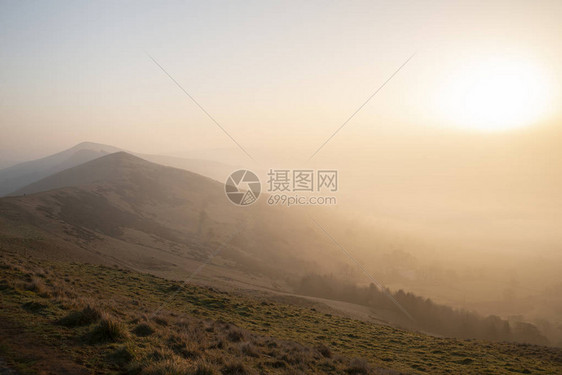 美丽的冬季日出风景图像英国峰区大海脊的景象在山峰图片