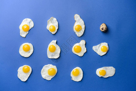 在彩色背景的炒鸡蛋中一个生蛋图片
