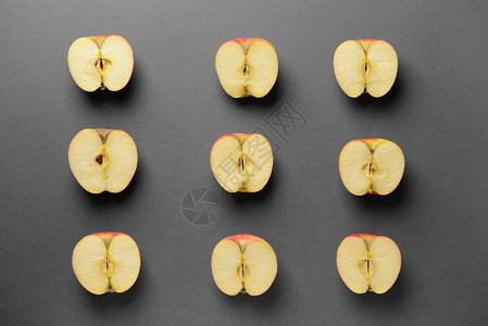 灰色背景中的两半熟苹果背景图片