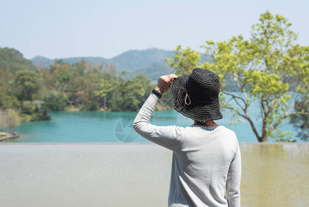 南投日月潭象山游客中心的旅行女人图片