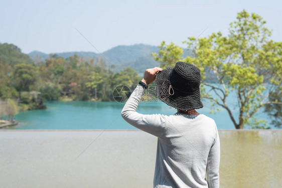 南投日月潭象山游客中心的旅行女人图片