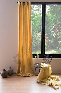房间里的橙色窗帘和窗户图片