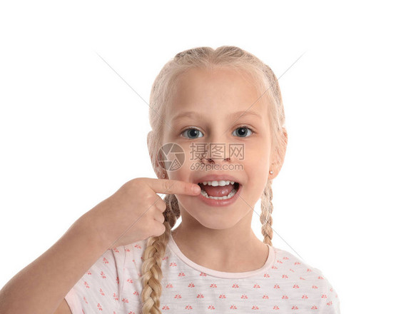 小女孩训练在白色背景上发音字母图片