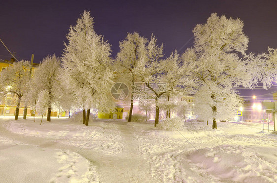 冬天的夜晚城市外面冷得要命周图片