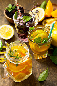 夏日饮料设置为近距离用迷迭香刷新夏天的莓柠檬汁柠檬薄荷茶图片