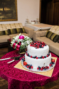 古典婚礼蛋糕有草莓草莓图片
