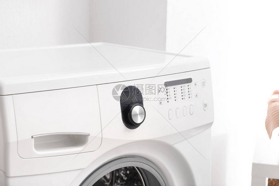 现代洗衣机特写图片