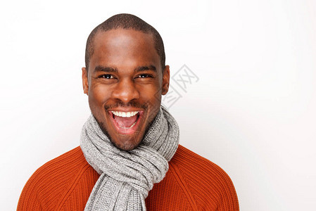 白人背景下带着围巾微笑的非洲美国人的肖像图片