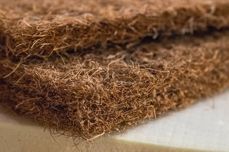 床垫填充物椰棕Naturepara乳胶橡记忆海绵独立弹簧用于生产床垫的磨碎的椰子壳床背景图片