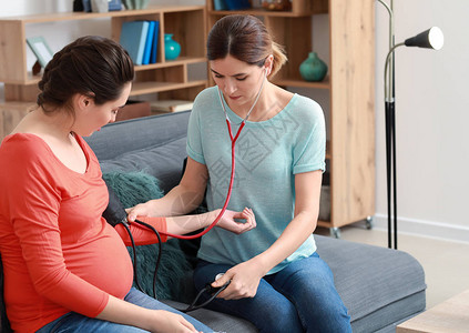 测量家中孕妇血压的室图片