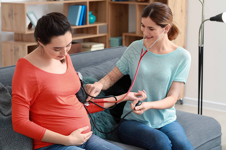 测量家中孕妇血压的室图片