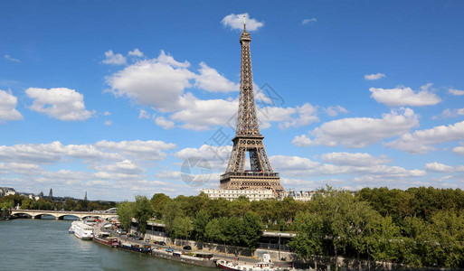 埃菲尔铁塔和巴黎的塞纳河图片