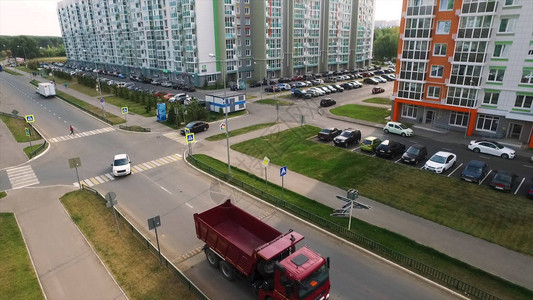 空中卡车在房屋和人行道之间的城市街道上行驶图片