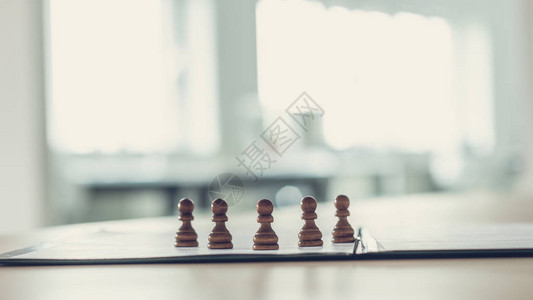 五个象棋数字站在申请表或文件的文件夹中图片