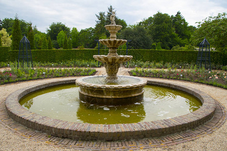 包括喷泉的庭院图片