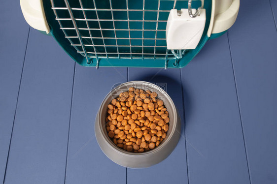 为狗和猫提供塑料载体和食物碗宠物饮食和图片