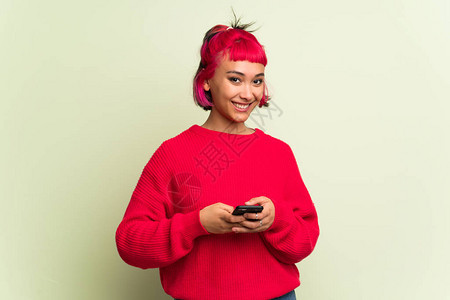 穿红毛衣的年轻女人用手机图片