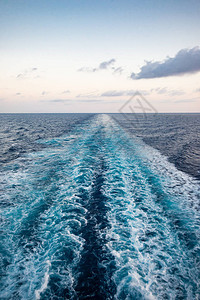 从豪华游轮的船尾对海洋的景象图片