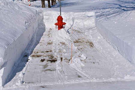 一名吹雪者清扫了通往消防栓的通道图片