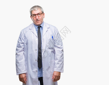 身穿白大褂的科学家职业男子在孤立的背景下沮丧和担心痛苦图片