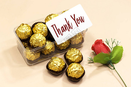 盛满感谢卡的金甜巧克力糖情人节玫瑰花图片