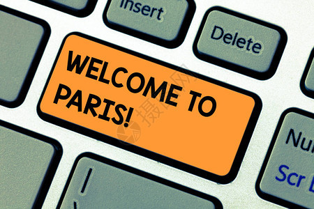 概念手写显示欢迎来到巴黎概念意义到达法国首都欧洲文化键盘意图创造计图片