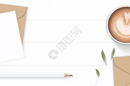 平坦的优雅的白色成份字母Kraft纸封叶铅笔和木图片