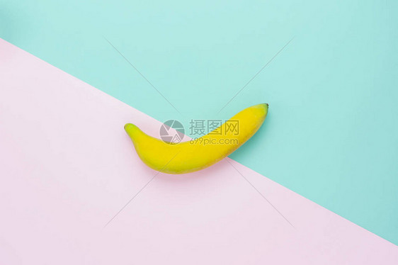 表格顶端查看夏季节假日标志或食物的空中图像Flat在现代生锈粉红色和蓝色纸面背景上布置了香蕉安排Minimalis图片