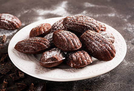 巧克力曲奇饼自制巧克力麦德琳在黑图片