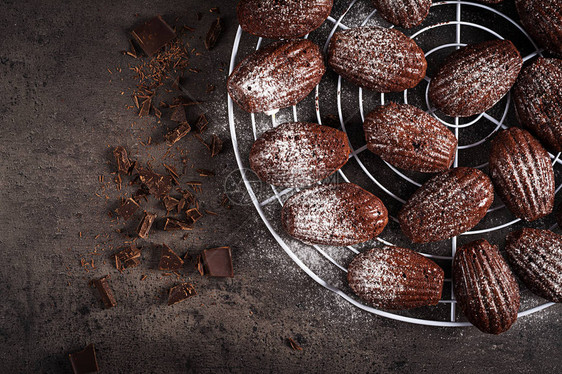 巧克力曲奇饼干黑桌上的自制巧克力麦德琳法国烹饪图片