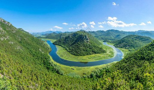 风景如画的蜿蜒河流在青山间流淌图片