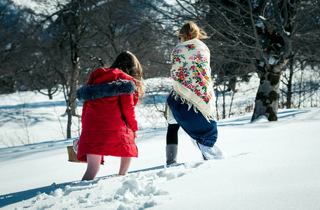 有妈在雪地里散步的女孩图片