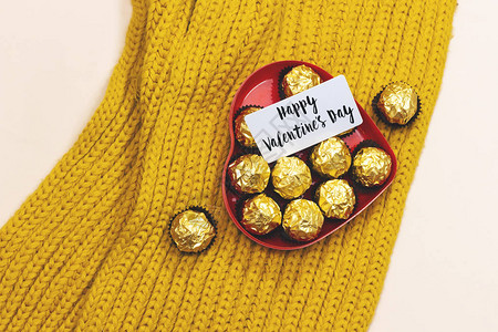 金色甜巧克力糖的心箱情人节快乐的一天标签高于羊图片