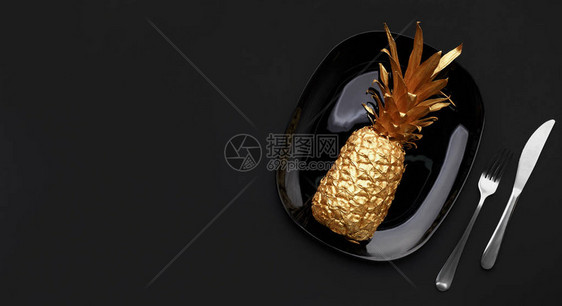 金菠萝以黑色背景复制空间在盘子上供奉金菠萝图片